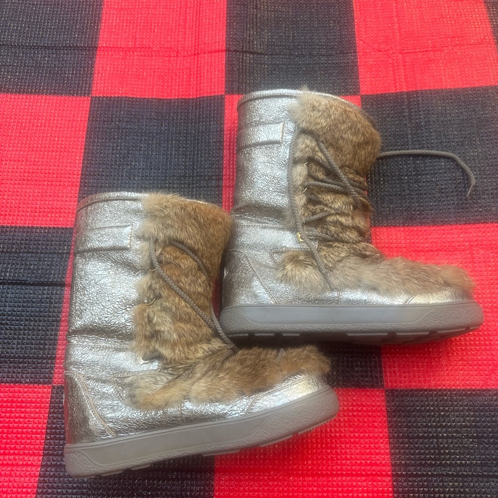 MONCLER Laced up Fur Boots in Gold size 6 (EU 36)
Made in Italy B17 - Picture 4 of 15